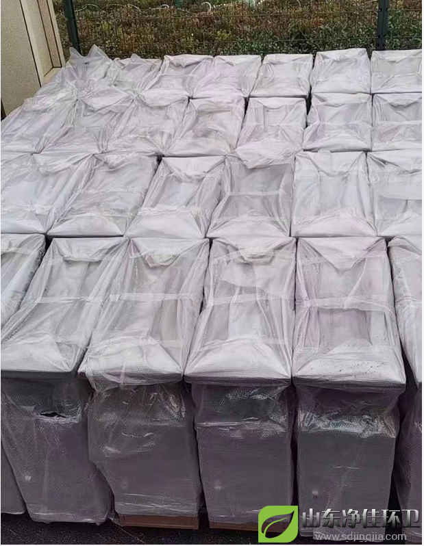 不銹鋼本身耐空氣、蒸汽、水等弱腐蝕介質和酸、堿、鹽等化學浸蝕性介質腐蝕，所以不銹鋼垃圾桶耐用性高加上外面的烤漆工藝使得垃圾桶的防腐能力更加強。  烤漆工藝是將戶外粉末通過高壓靜電設備充電，在電場的作用下，將涂料噴涂到金屬垃圾桶的表面，粉末會被均勻地吸附在工件表面，形成粉狀的涂層；而粉狀涂層經過高溫烘烤后流平固化，顆粒會融化成一層致密的效果各異的最終保護涂層；牢牢附著在垃圾桶表面，具有防腐防銹的特點.  一、不粘性：幾乎所有物質都不與特氟龍涂膜粘合。很薄的膜也能顯示出很好的不粘附性能。   二、耐熱性：特氟龍涂膜具有優良的耐熱和耐低溫特性。短時間可耐高溫到300℃，一般在240℃~260℃之間可連續使用，具有顯著的熱穩定性，它可以在冷凍溫度下工作而不脆化，在高溫下不融化。   三、滑動性：特氟龍涂膜有較低的摩擦系數。負載滑動時摩擦系數產生變化，但數值僅在0.05-0.15之間。   四、抗濕性：特氟龍涂膜表面不沾水和油質，生產操作時也不易沾溶液，如粘有少量污垢，簡單擦拭即可清除。停機時間短，節省工時并能提高工作效率。   五、耐磨損性：在高負載下，具有優良的耐磨性能。在一定的負載下，具備耐磨損和不粘附的雙重優點。   六、耐腐蝕性：特氟龍幾乎不受藥品侵蝕，可以保護零件免于遭受任何種類的化學腐蝕。  所以這款不銹鋼烤漆垃圾桶更防腐，耐腐蝕，更堅固，使用時間更長久不易損壞。